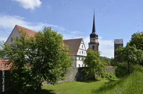 Fladungen, Stadtmauer m. Kirche u.Pulverturm © traveldia