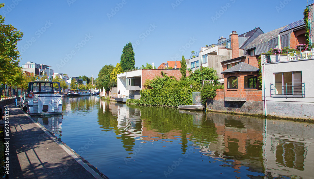 Mechelen -  Canal and yachst in morning light