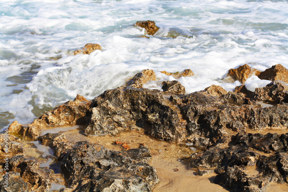 Obraz premium Wave crashing on the rocks