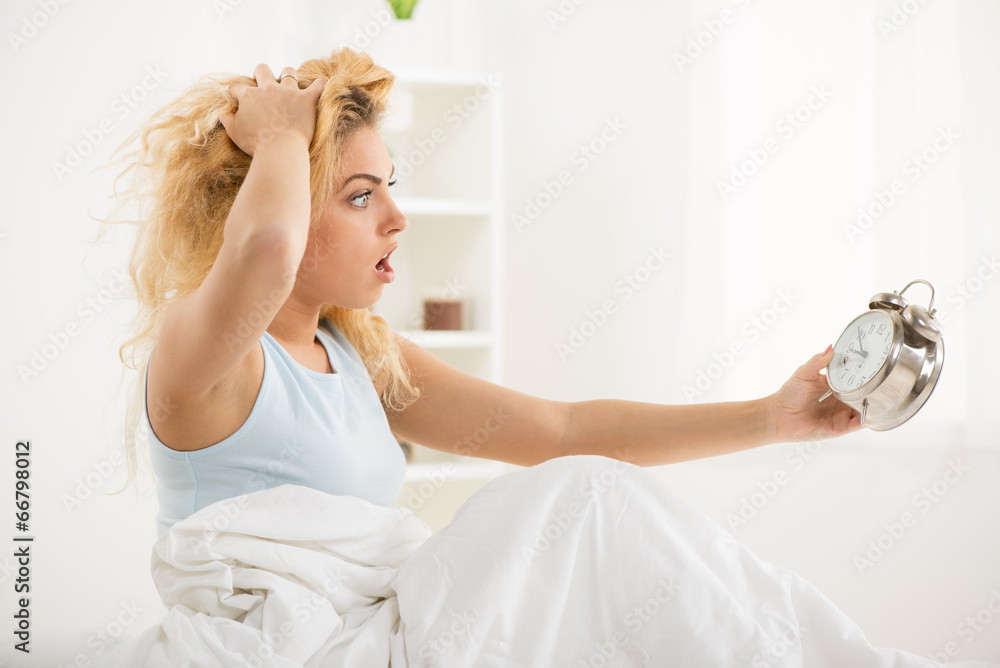 The morning and she. The morning and she. Утро двое в кровати. Тренд wake up. Человек проснулся.
