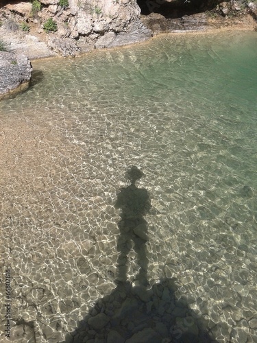 Bild auf Leinwand Sombra sobre agua transparente