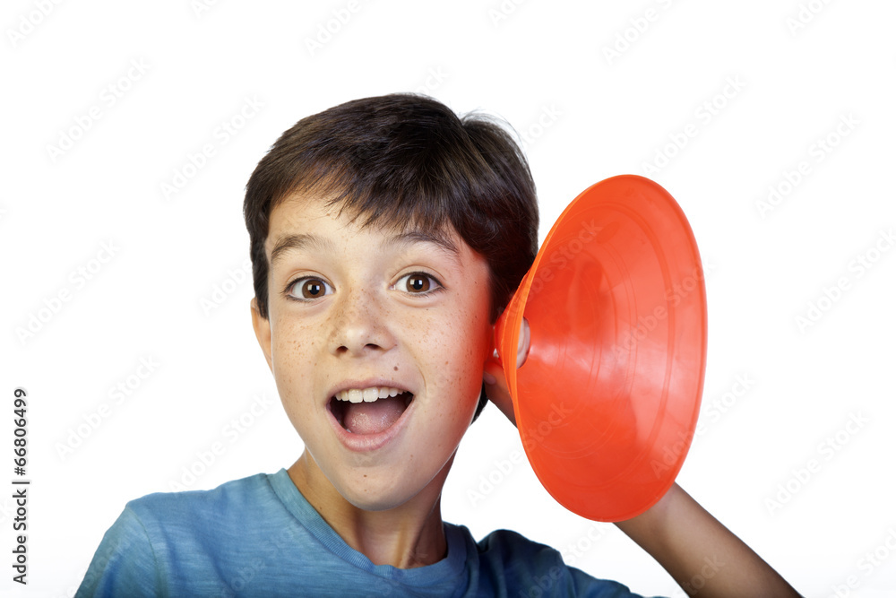 Niño escuchando con trompetilla naranja Niño escuchando con trompetilla naranja