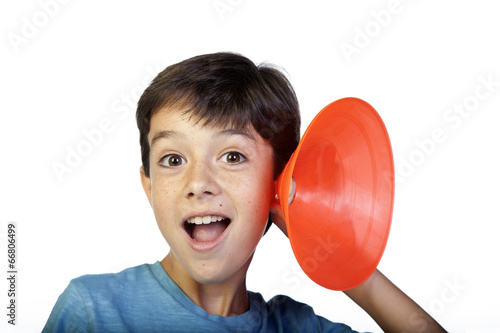 Niño escuchando con trompetilla naranja photo