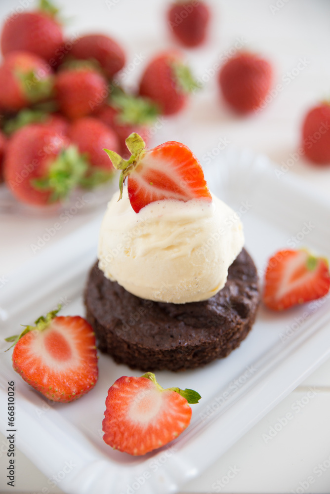 Schokoladenbrownie mit Vanilleeis und Erdbeeren Schokoladenbrownie mit Vanilleeis und Erdbeeren