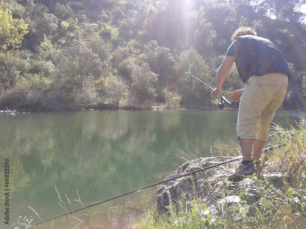 Pescador en el lago Pescador en el lago