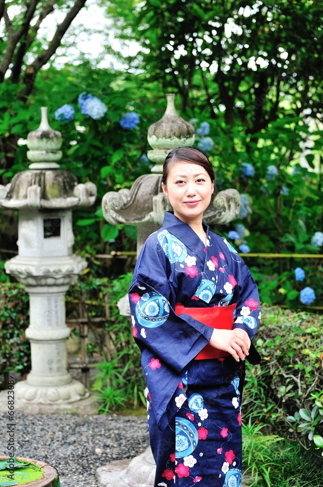 日本の古いお寺と着物を着た美しい女性 日本の古いお寺と着物を着た美しい女性