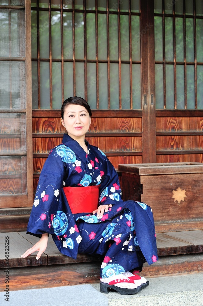 日本の古いお寺と着物を着た美しい女性