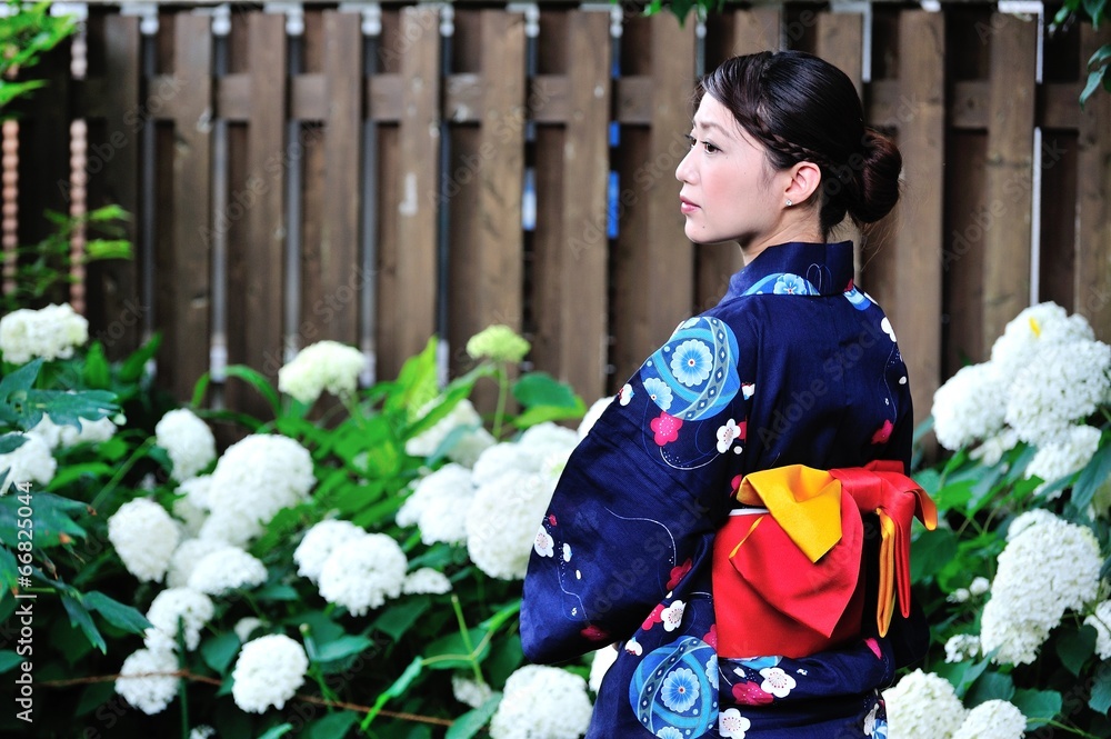 紫陽花の咲く庭に紺色の着物を着て立つ日本人の美しい女性 Stock Photo Adobe Stock