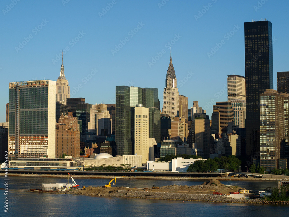 Obraz premium New York City Midtown Skyline with United Nations-14