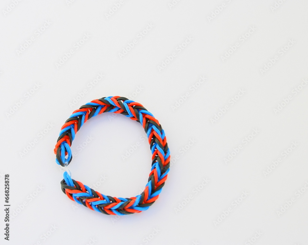 bracelet mode,en élastiques coloré, isolé sur fond blanc bracelet mode,en élastiques coloré, isolé sur fond blanc