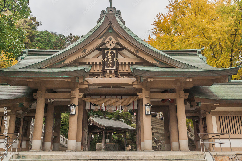 秋の和霊神社の御神門