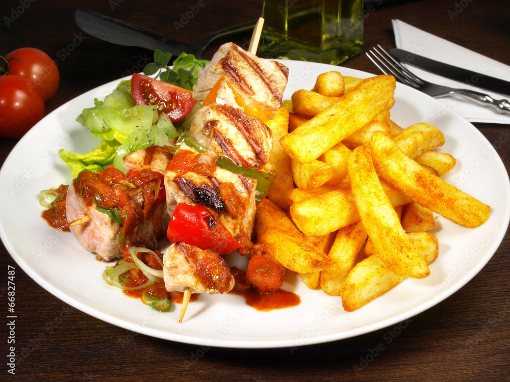 Schaschlik mit Pommes Frites Schaschlik mit Pommes Frites