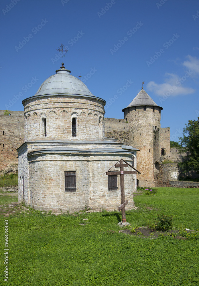 Никольская церковь и Воротная башня в Ивангородской крепости