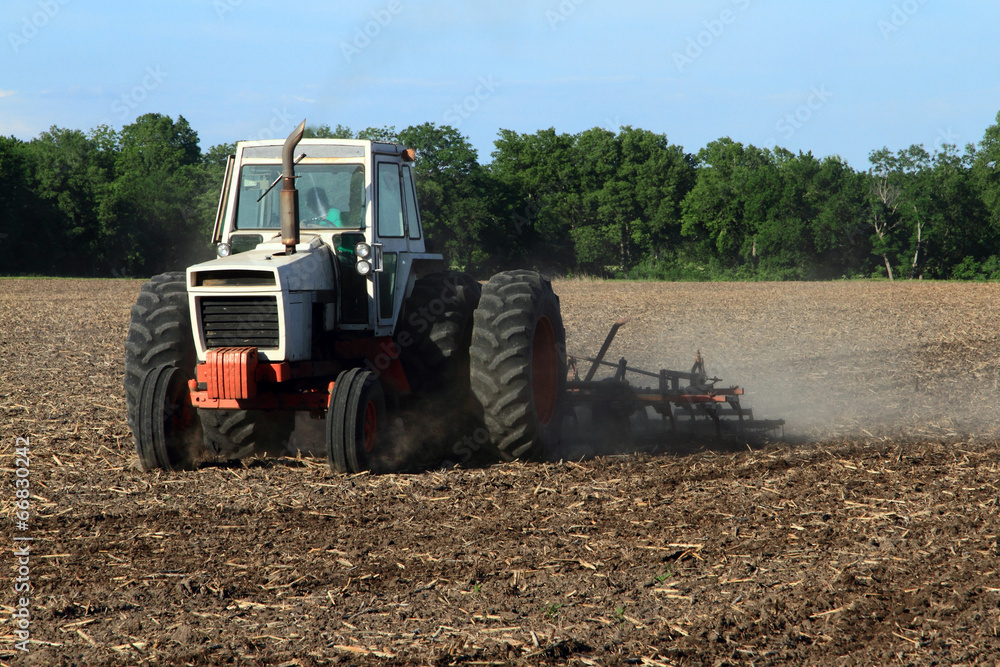 Obraz premium Farmer Tilling The Field