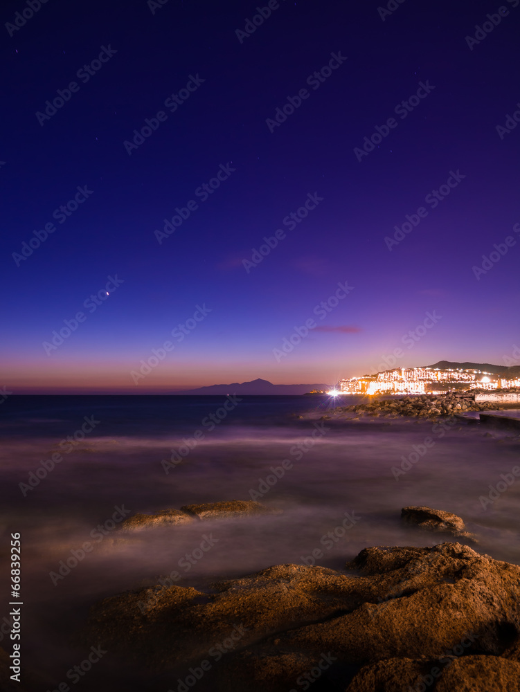 Abenddämmerung über der Küste Gran Canarias und Teneriffa Abenddämmerung über der Küste Gran Canarias und Teneriffa