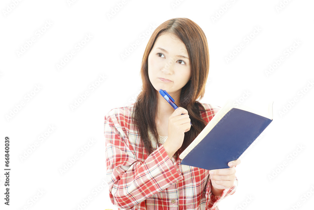 スケジュールを確認する女性