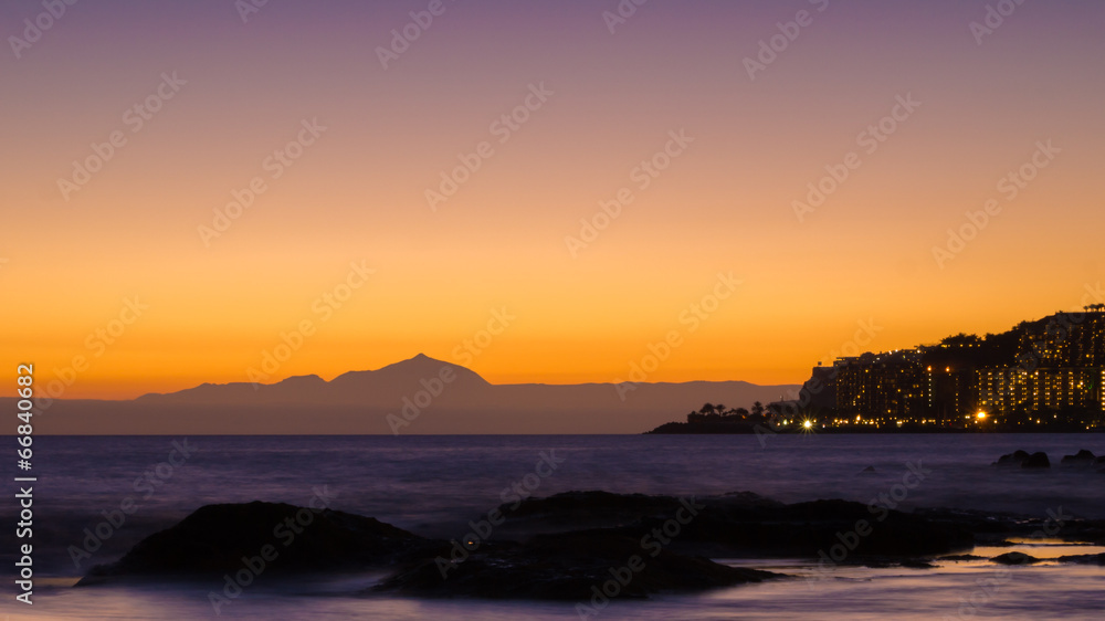 Küste Gran Canarias und Insel Teneriffa im Abendlicht