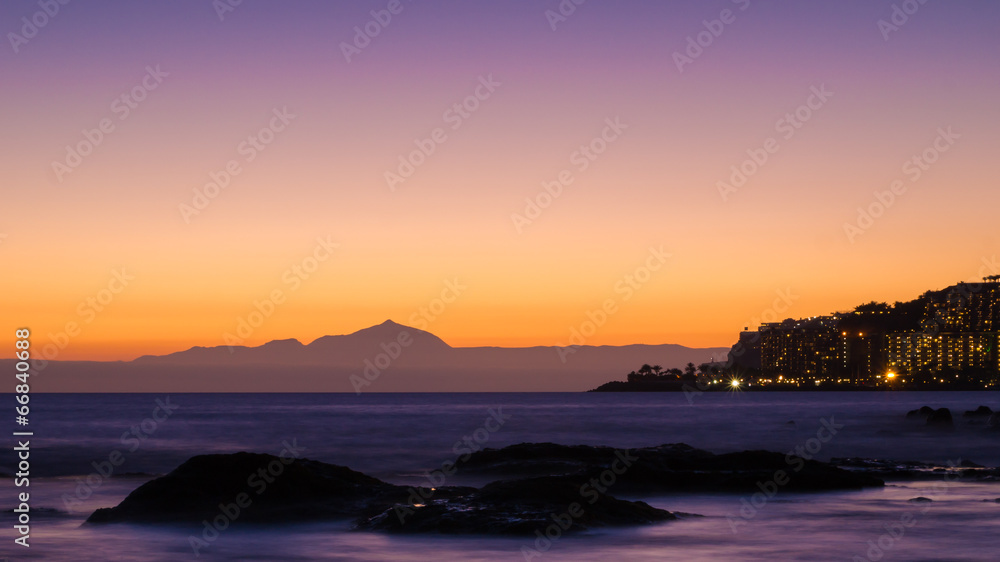 Küste Gran Canarias und Insel Teneriffa im Abendlicht