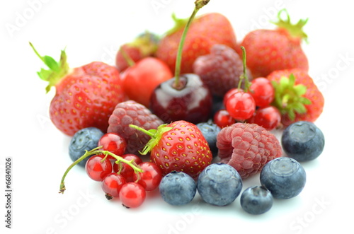 Fototapeta Naklejka Na Ścianę i Meble -  mieszanka owoców, truskawki, czereśnie, porzeczki i jagody