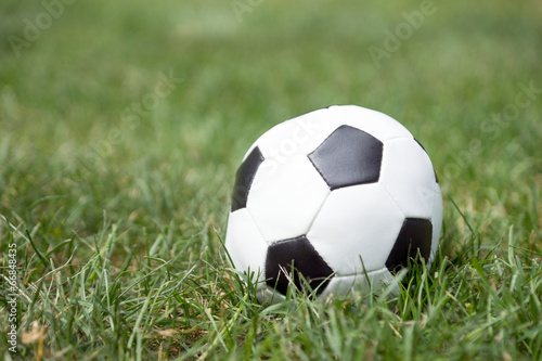Fußball auf dem Rasen © PhotographyByMK
