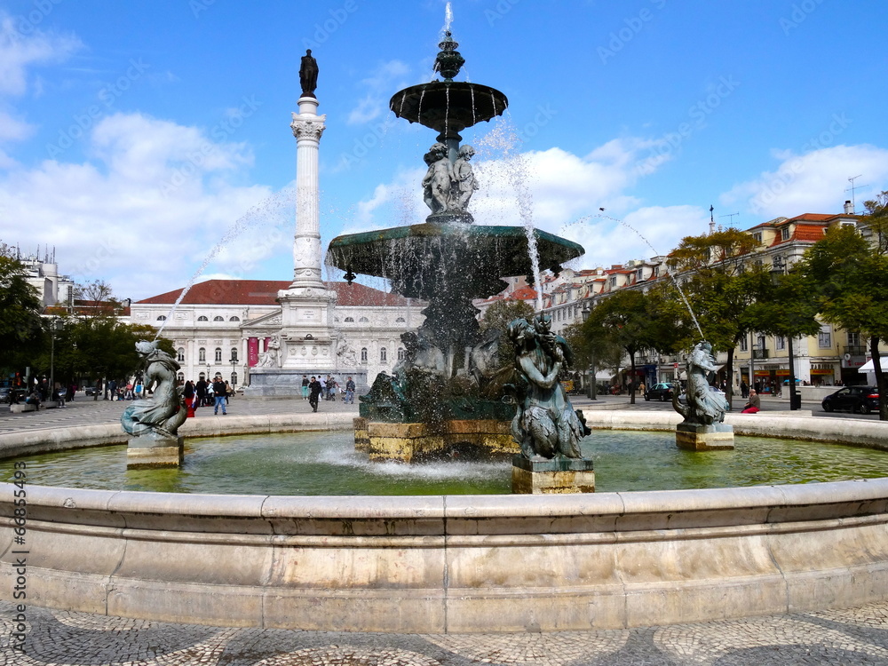 Fototapeta premium Fontaine - Place Dom Pedro IV - Lisbonne - Portugal