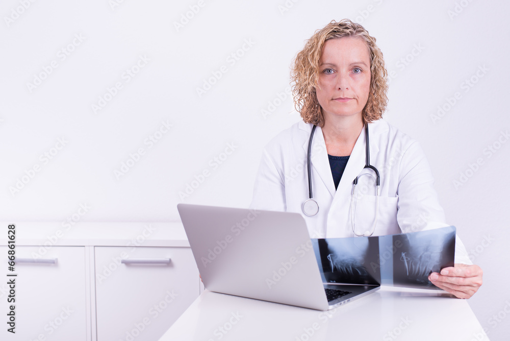 Ärztin mit Röntgenbild und Computer Ärztin mit Röntgenbild und Computer