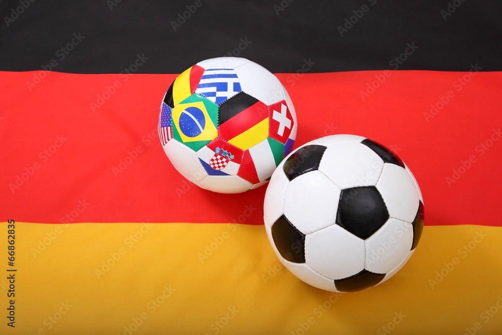 Naklejka premium Fußbälle auf Flagge von Deutschland