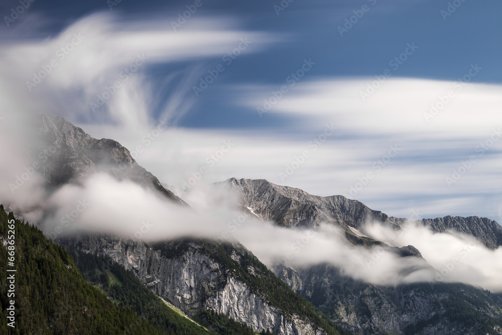 Hochgebirge Wolken abstrakt in den Alpen