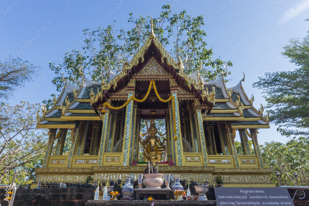 Naklejka premium Brahma Statue in house of worship, Outdoor with blue sky