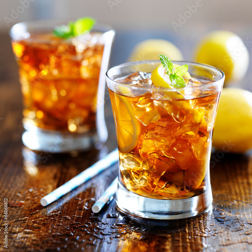 sweet tea with lemon slices and mint