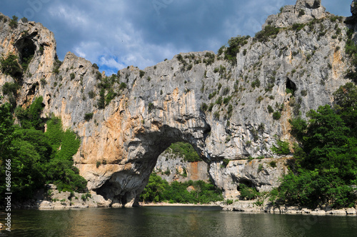 Pont naturel de pierre sur l'Ardèche