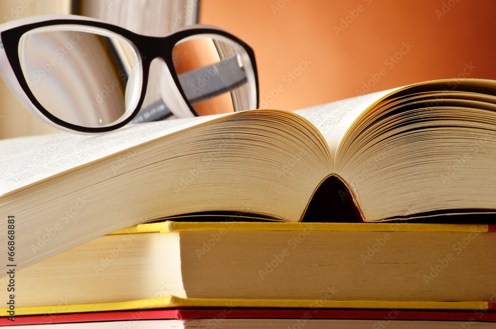 Naklejka premium Composition with glasses and books on the table