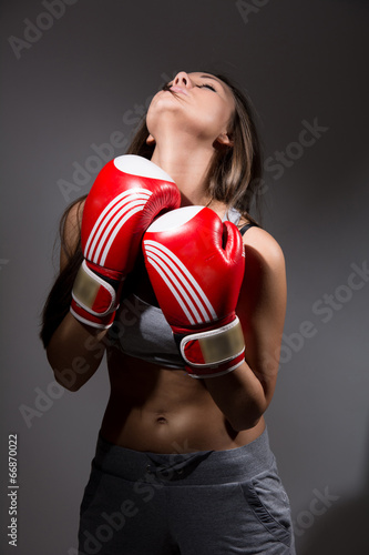 Girl with boxing gloves in front, opening the neck