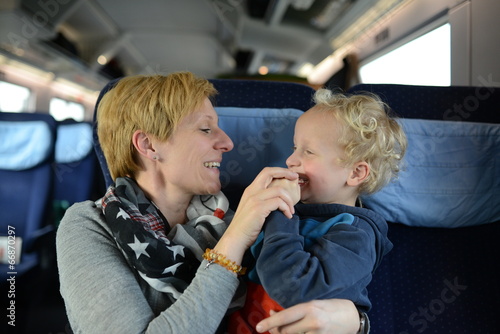 Familie verreist mit der Bahn photo