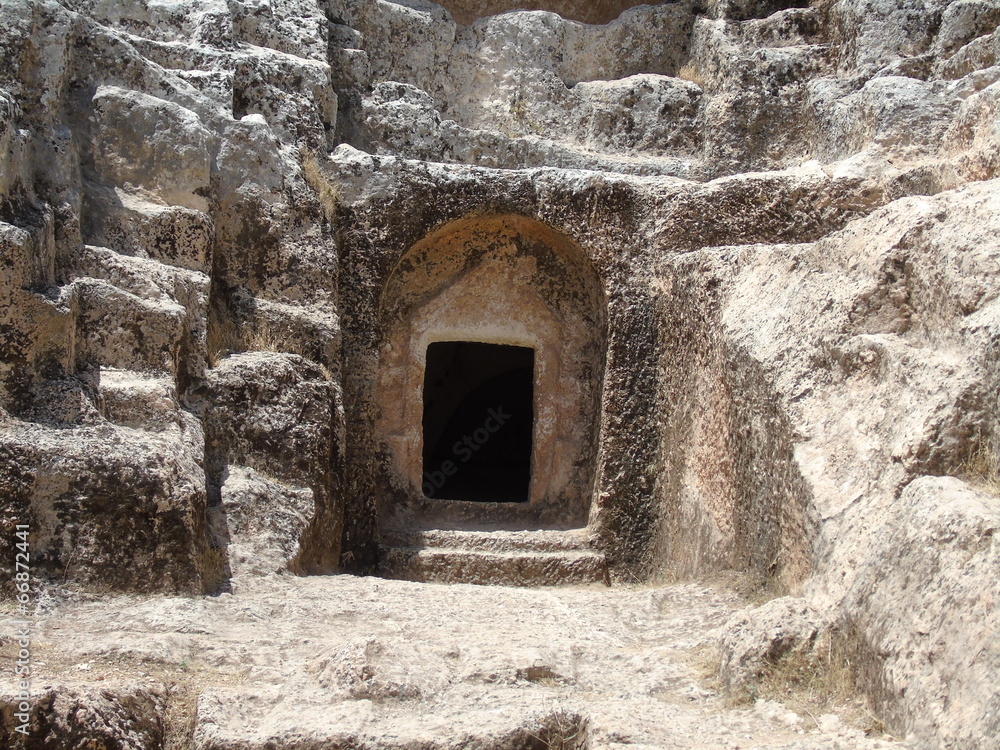 kayadan yontulmuş mezar kapısı