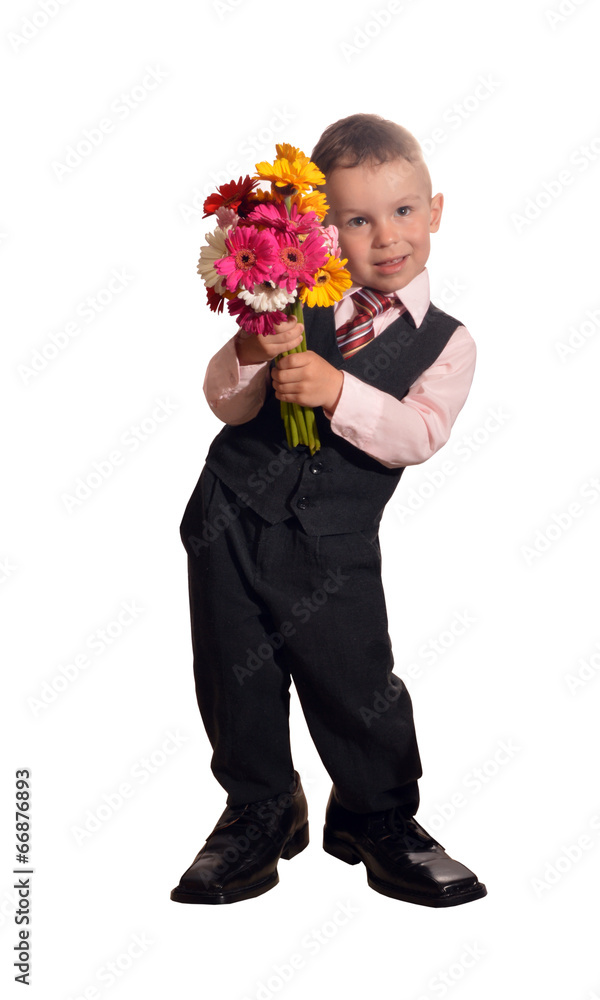 süßer kleiner junge im anzug hält blumenstrauß süßer kleiner junge im anzug hält blumenstrauß