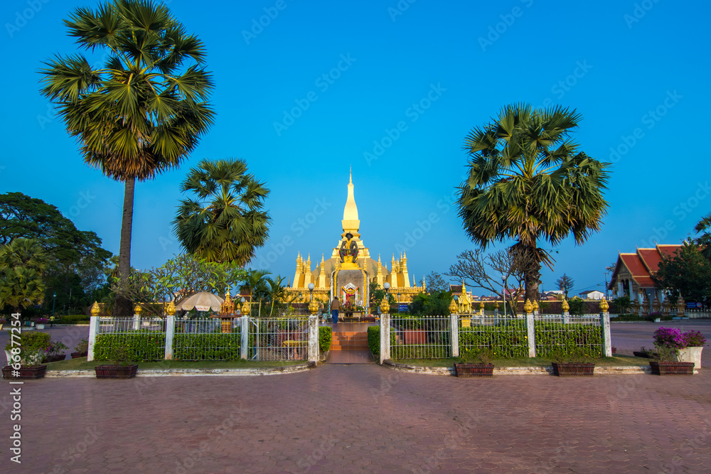 Naklejka premium King Setthathirat statue and Pha That Luang stupa