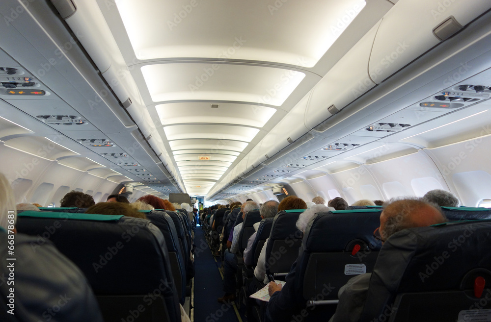 Passagers d'un vol moyen courrier dans un avion Passagers d'un vol moyen courrier dans un avion