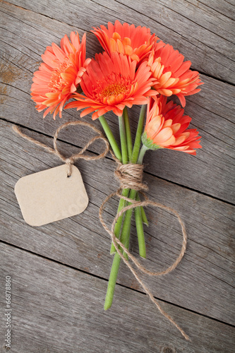 Fototapeta Naklejka Na Ścianę i Meble -  Bunch of gerbera flowers with tag