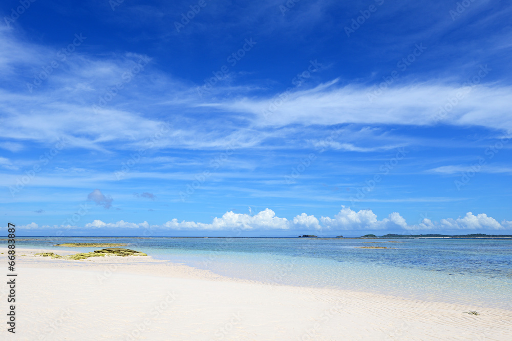 沖縄の美しいビーチと夏空