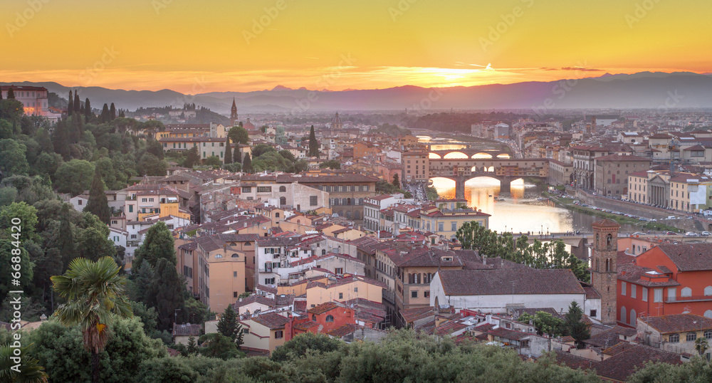 Arno River and Ponte Vecchio at sunset, Florence Arno River and Ponte Vecchio at sunset, Florence