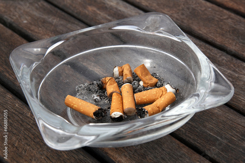 Foto ashtray and cigarettes on wooden background
