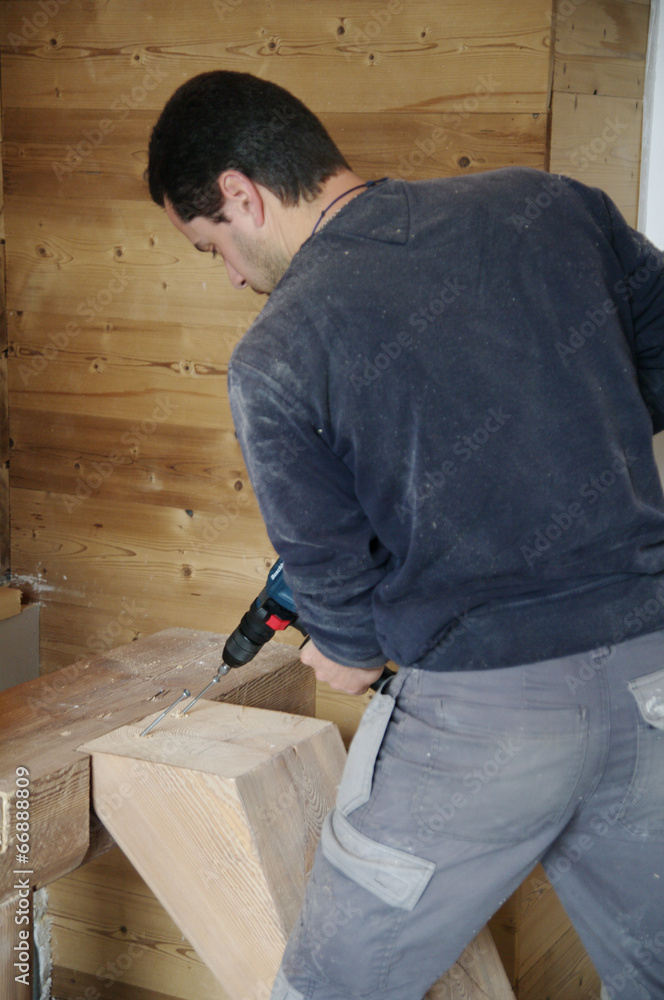 menuisier au travail - fabrication d'escalier menuisier au travail - fabrication d'escalier