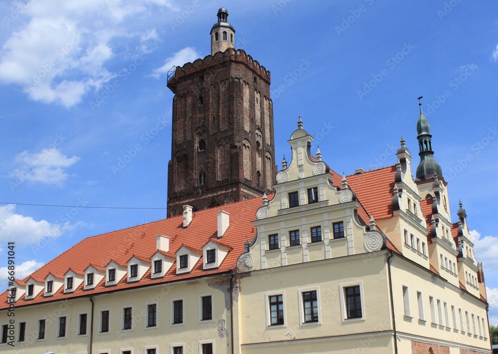 Fototapeta premium Wiederaufgebautes Rathaus und Hauptkirche in Gubin