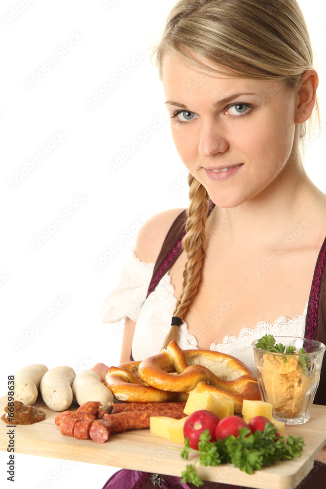 Hübsche Blondine mit bayrischen Spezialitäten
