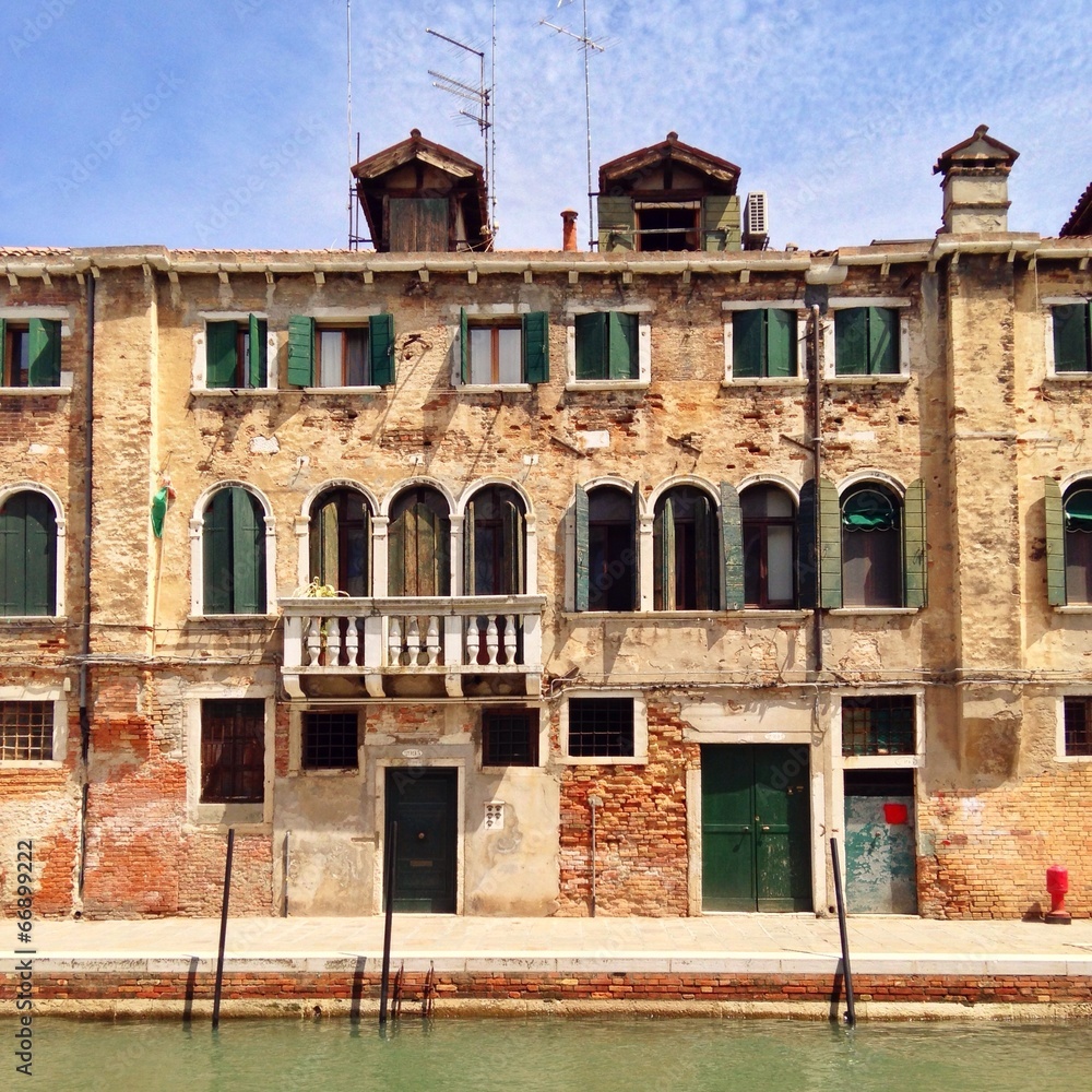 Altes Haus mit Balkon in Venedig