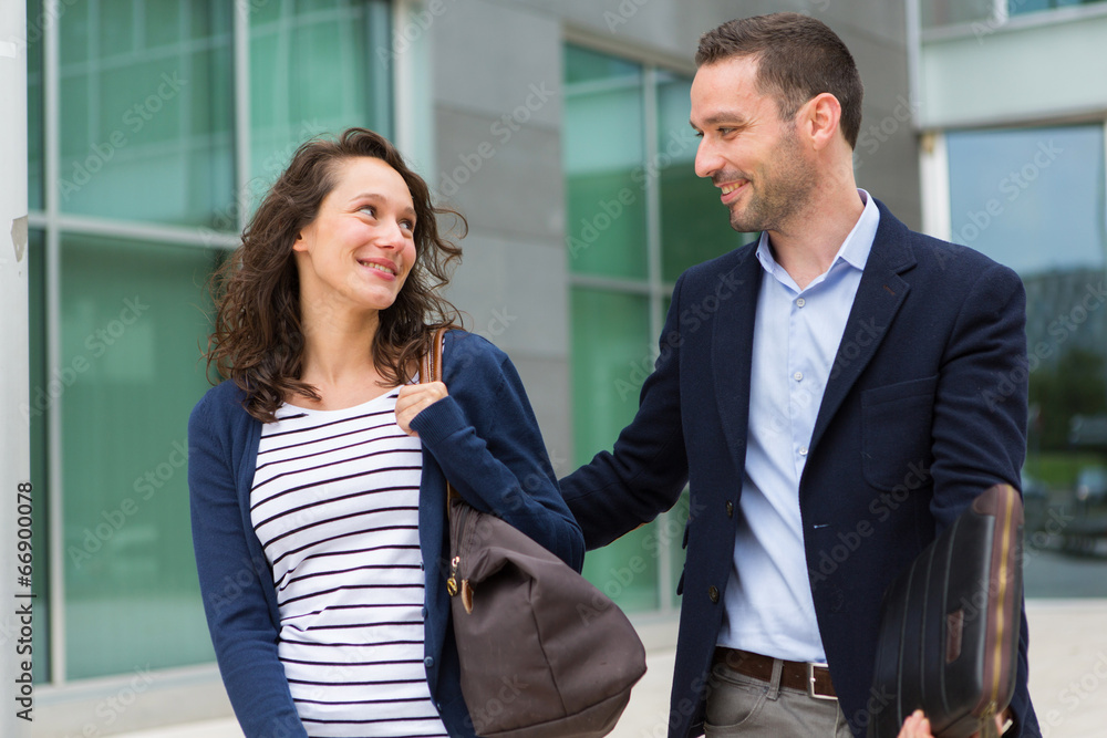 Ταπετσαρία business man and woman chatting together after work