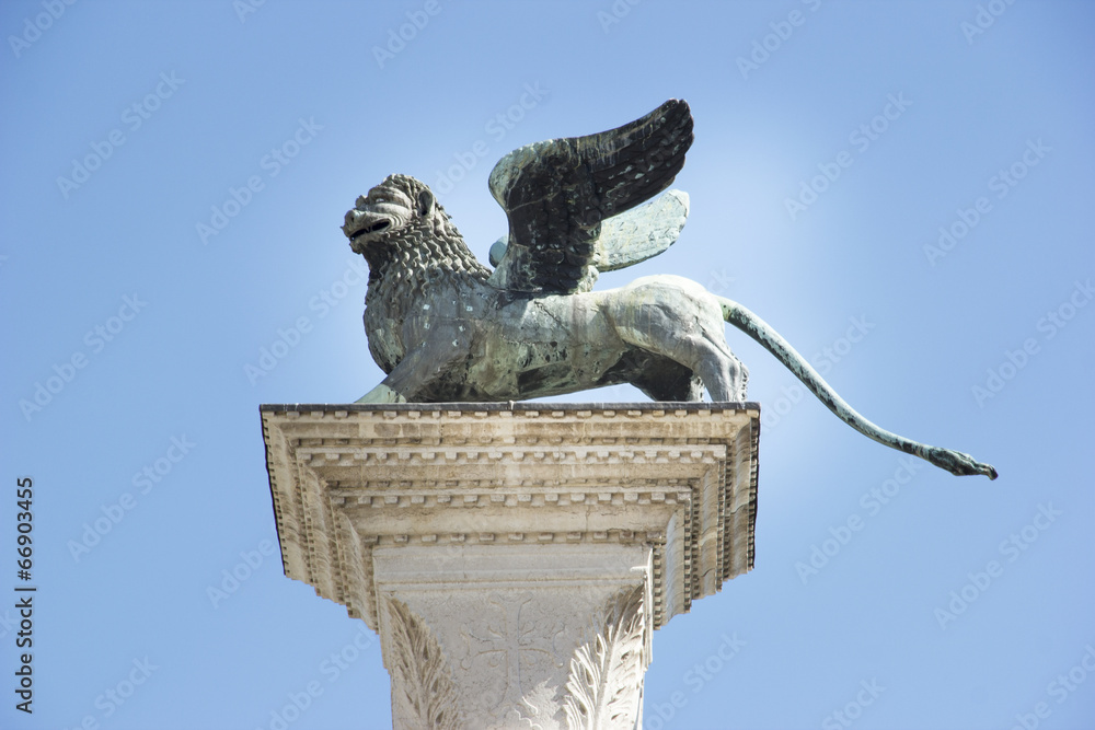 Naklejka premium Winged St Mark Lion Venice symbol on its column. Italy