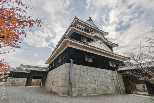 秋の松山城の大天守と三ノ門と仕切門