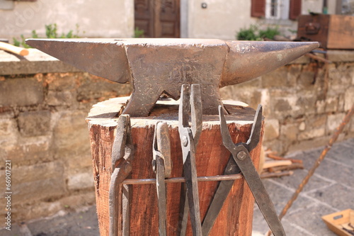 attrezzi per antico mestiere fabbro maniscalco